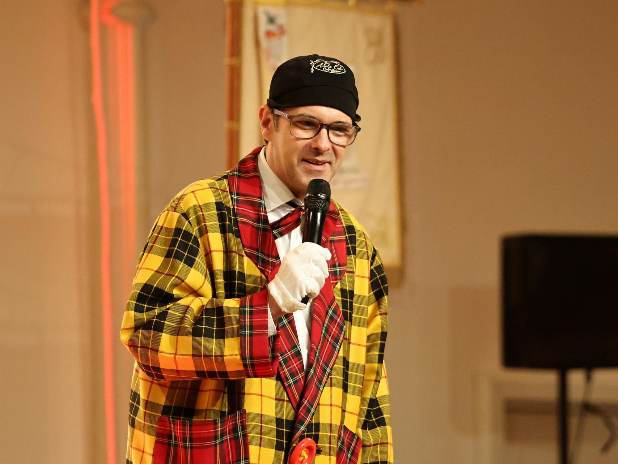 Marc Metzger steht auf der Bühne.