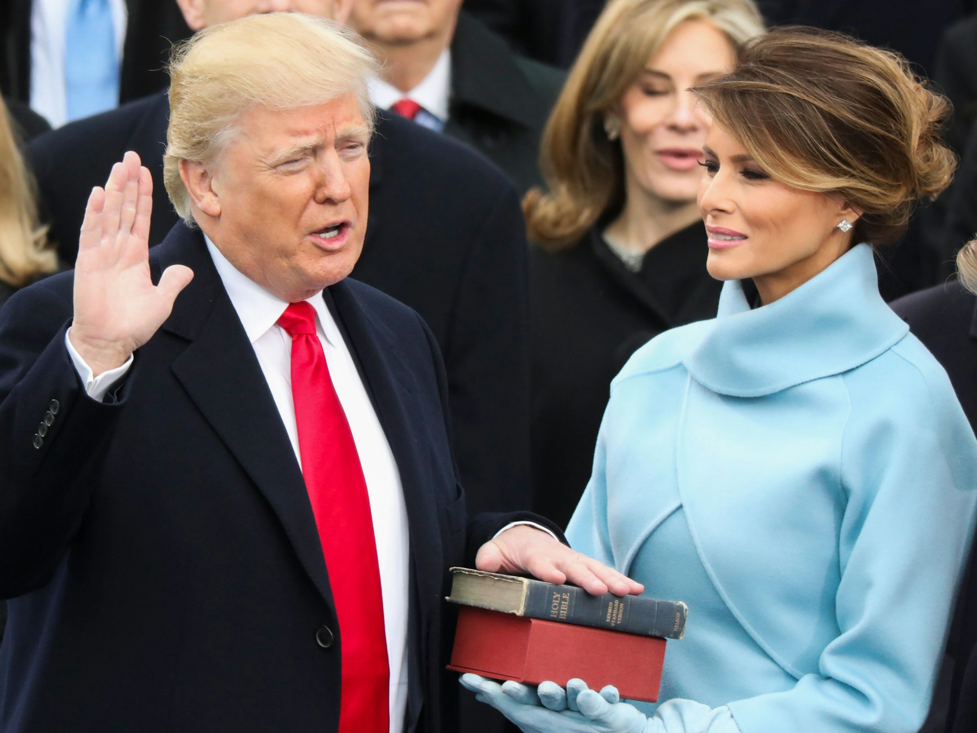 Rückblick: Am 20. Januar 2017 legte Donald Trump, hier neben Ehefrau Melania, die die Bibel in den Händen hält, zum ersten Mal den Amtseid als 45. Präsident der Vereinigten Staaten Amerikas ab.