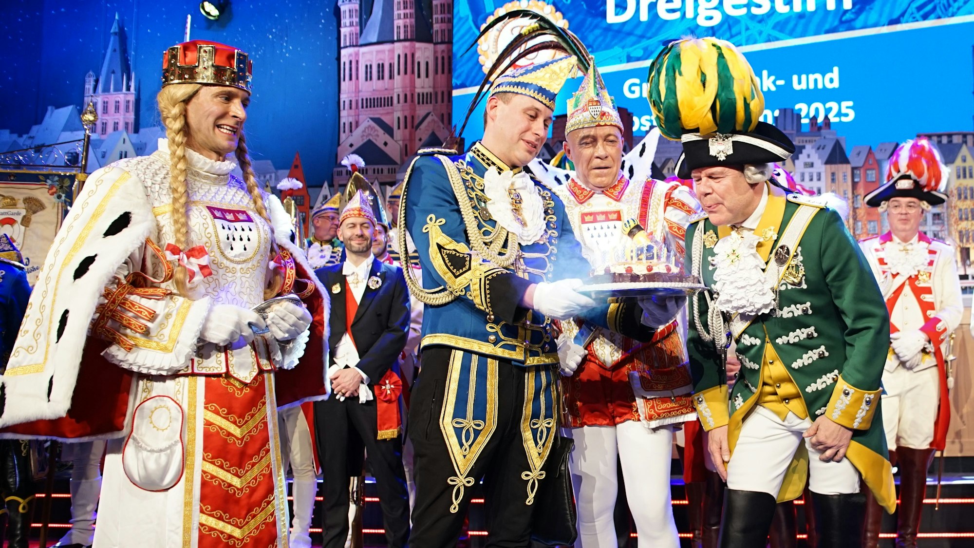 Marco Hollekamp bläst die Kerzen auf der Torte aus.