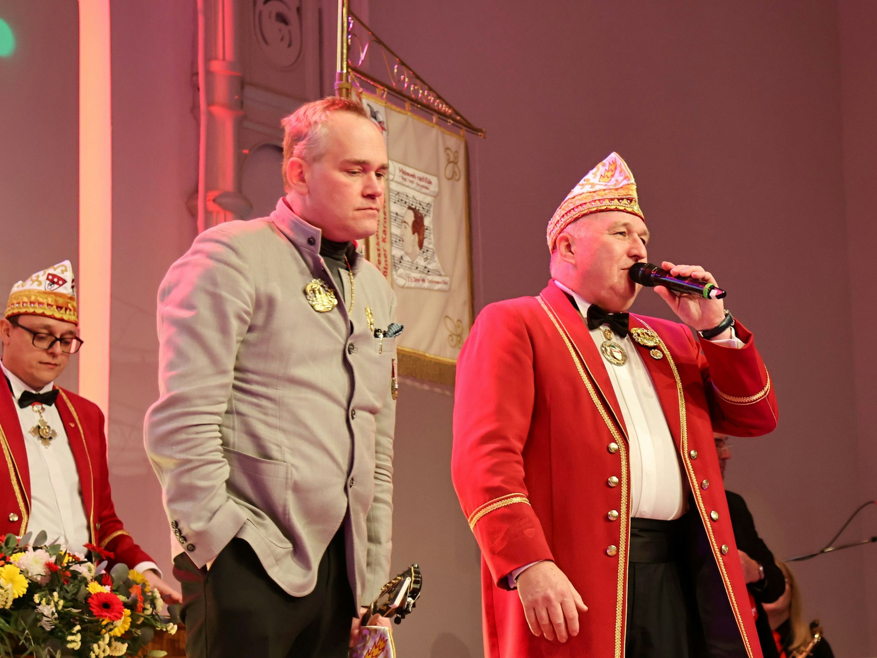 JP Weber steht neben Ralf Schlegelmilch auf der Bühne.