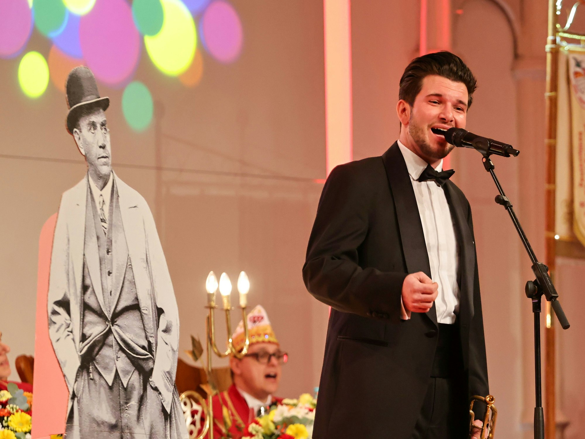Michael Kuhl steht auf der Bühne in der Flora.
