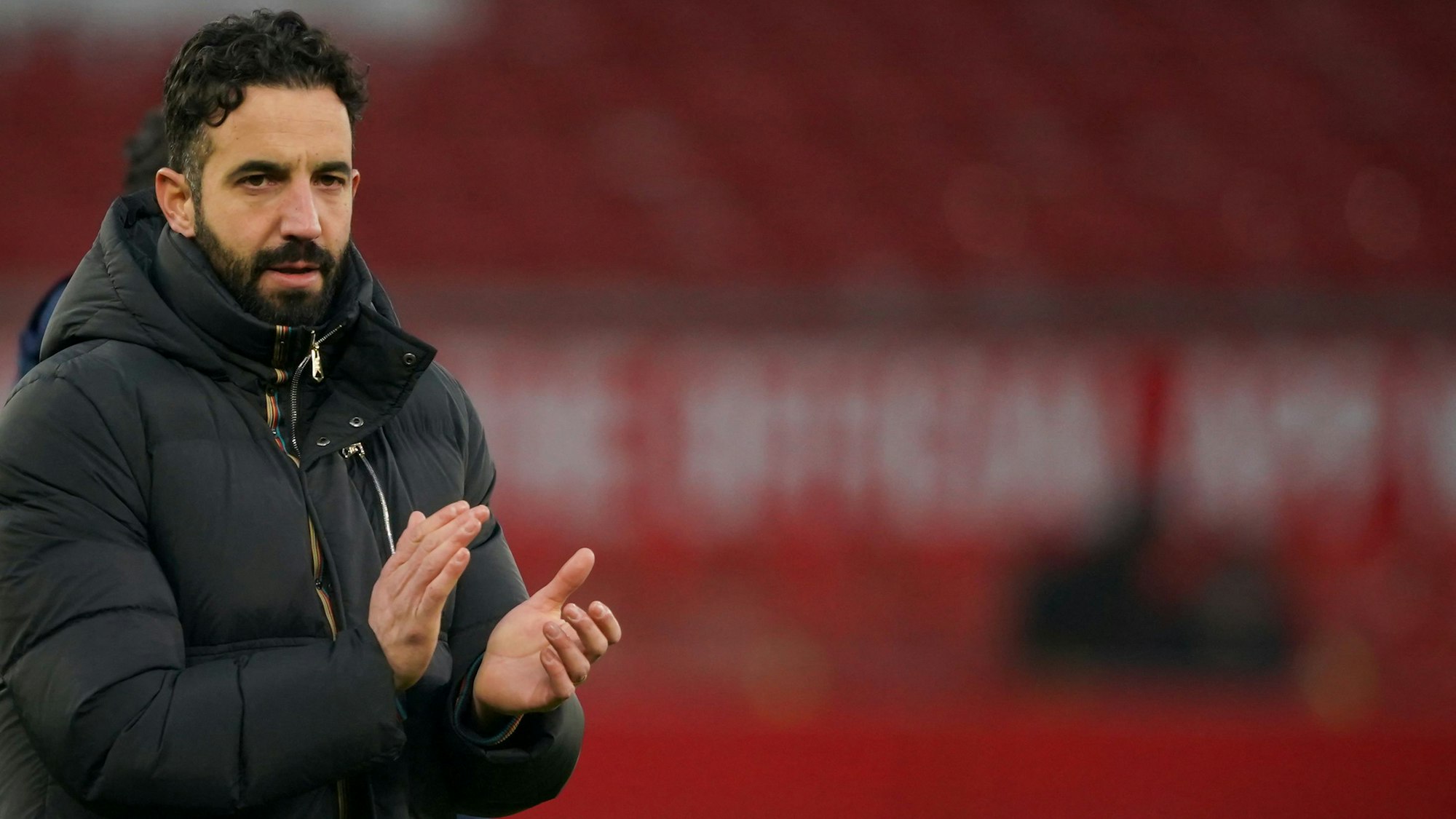 Ruben Amorim applaudiert.
