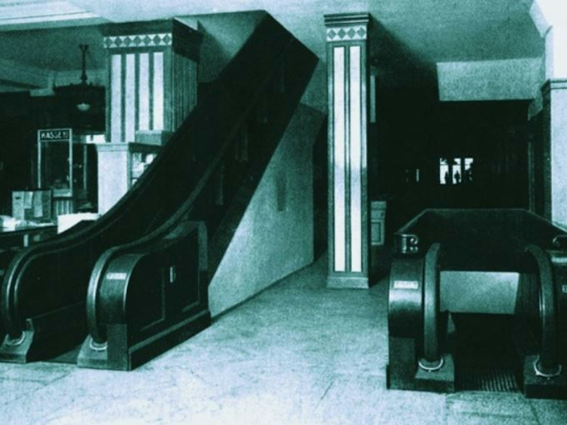 Die Rolltreppen im Kaufhaus Tietz auf einem alten Schwarz-Weiß-Foto.