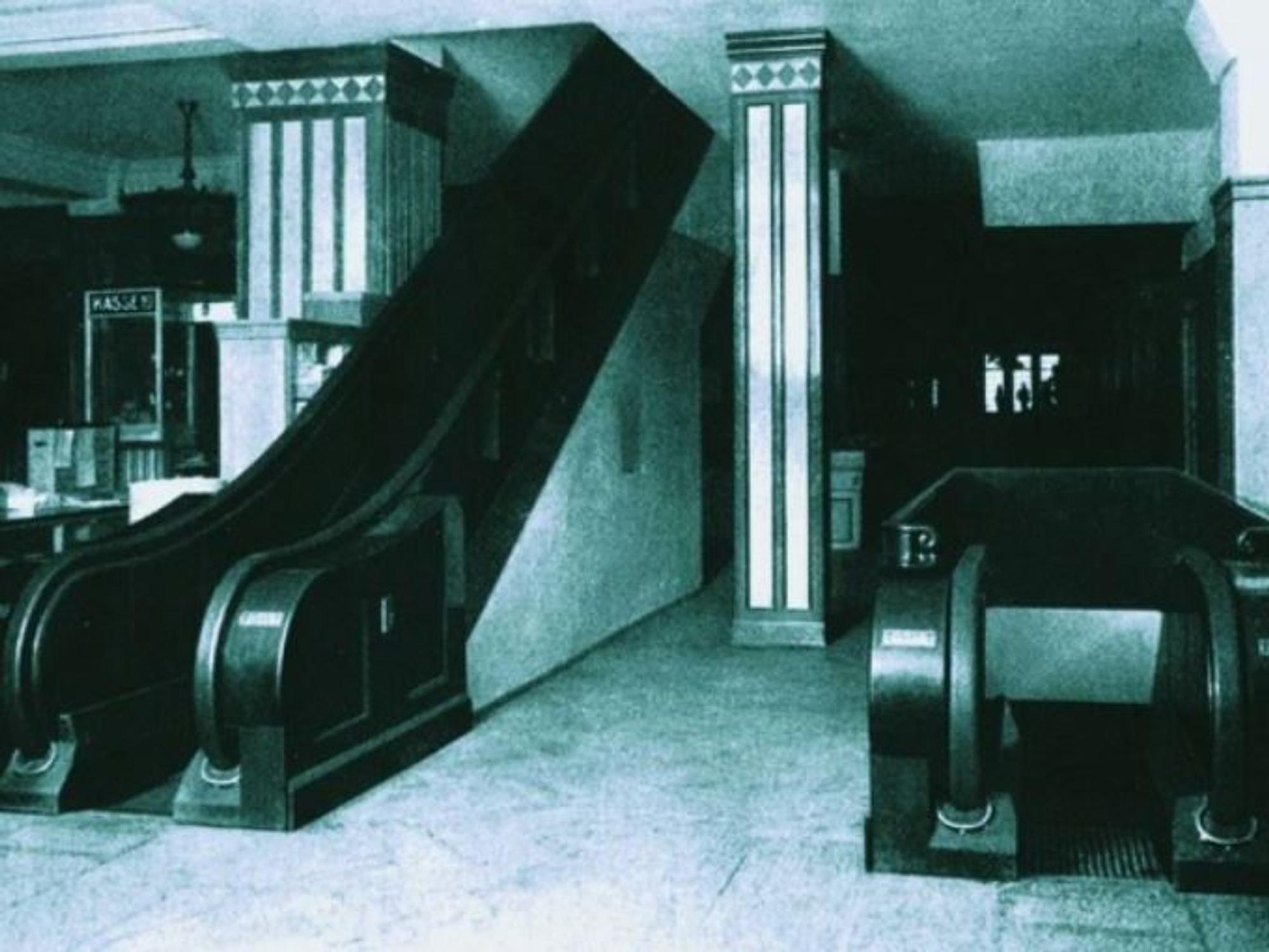 Die Rolltreppen im Kaufhaus Tietz auf einem alten Schwarz-Weiß-Foto.