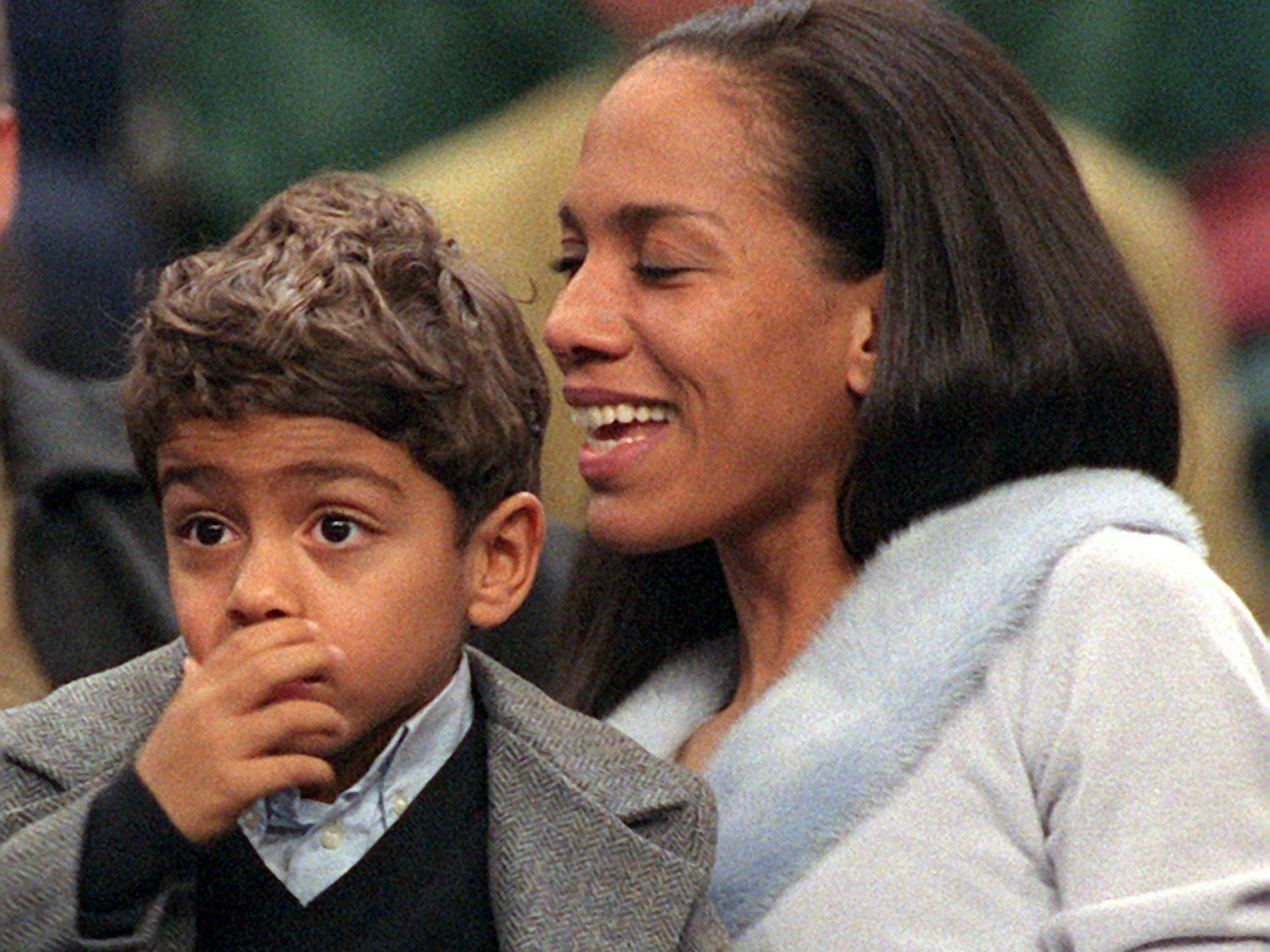 Boris Beckers Sohn Noah Gabriel beobachtet auf dem Schoß seiner Mutter Barbara Becker das Spiel seines Vaters am 8. Dezember 1998 in der Berliner Max-Schmeling-Halle.