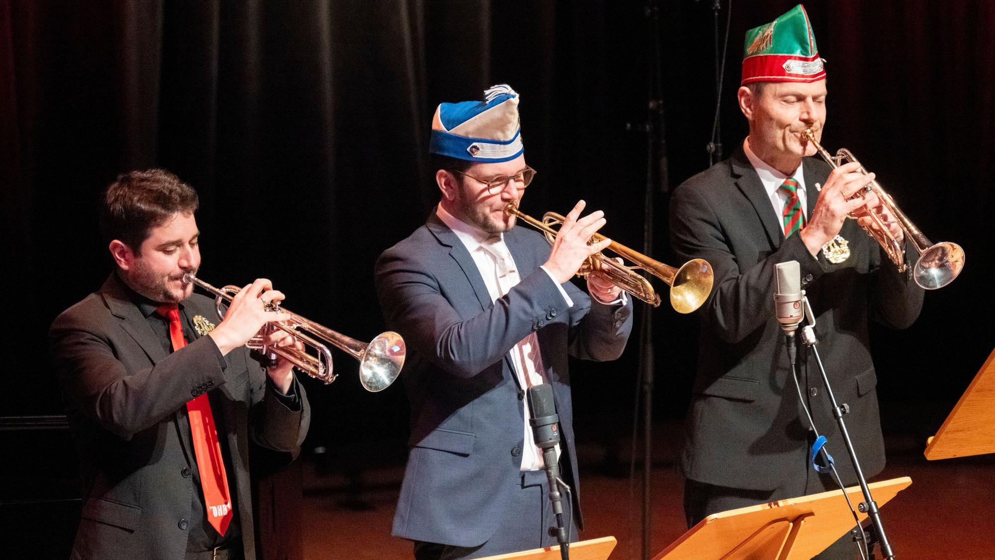 Die Leiter der Saalorchester spielen gemeinsam.