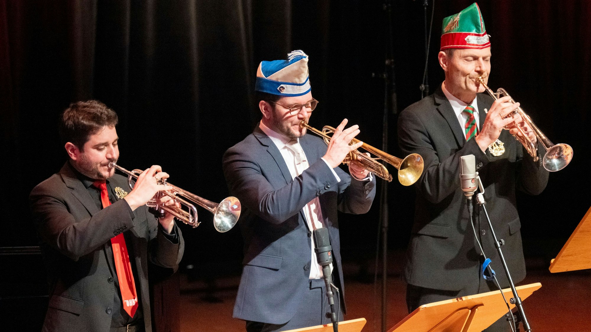 Die Leiter der Saalorchester spielen gemeinsam.