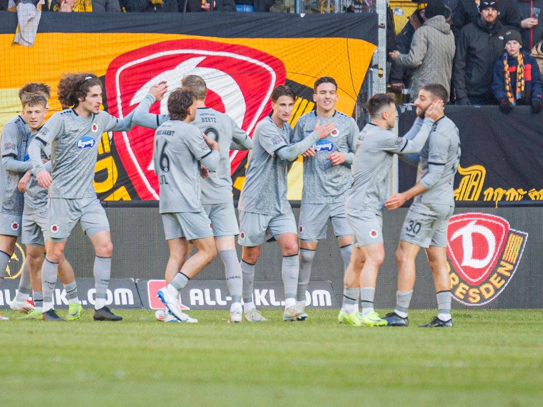 Die Spieler von Viktoria Köln jubeln.