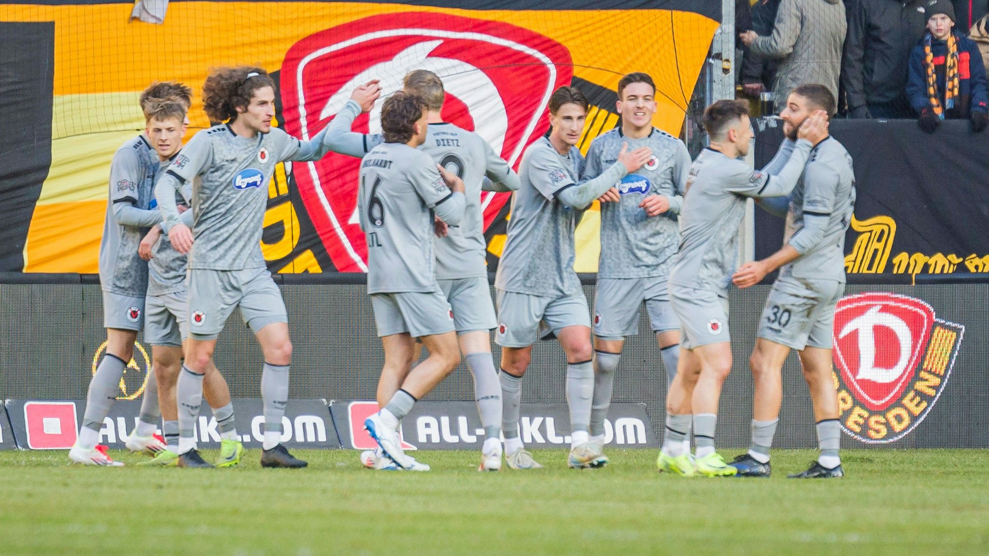 Die Spieler von Viktoria Köln jubeln.