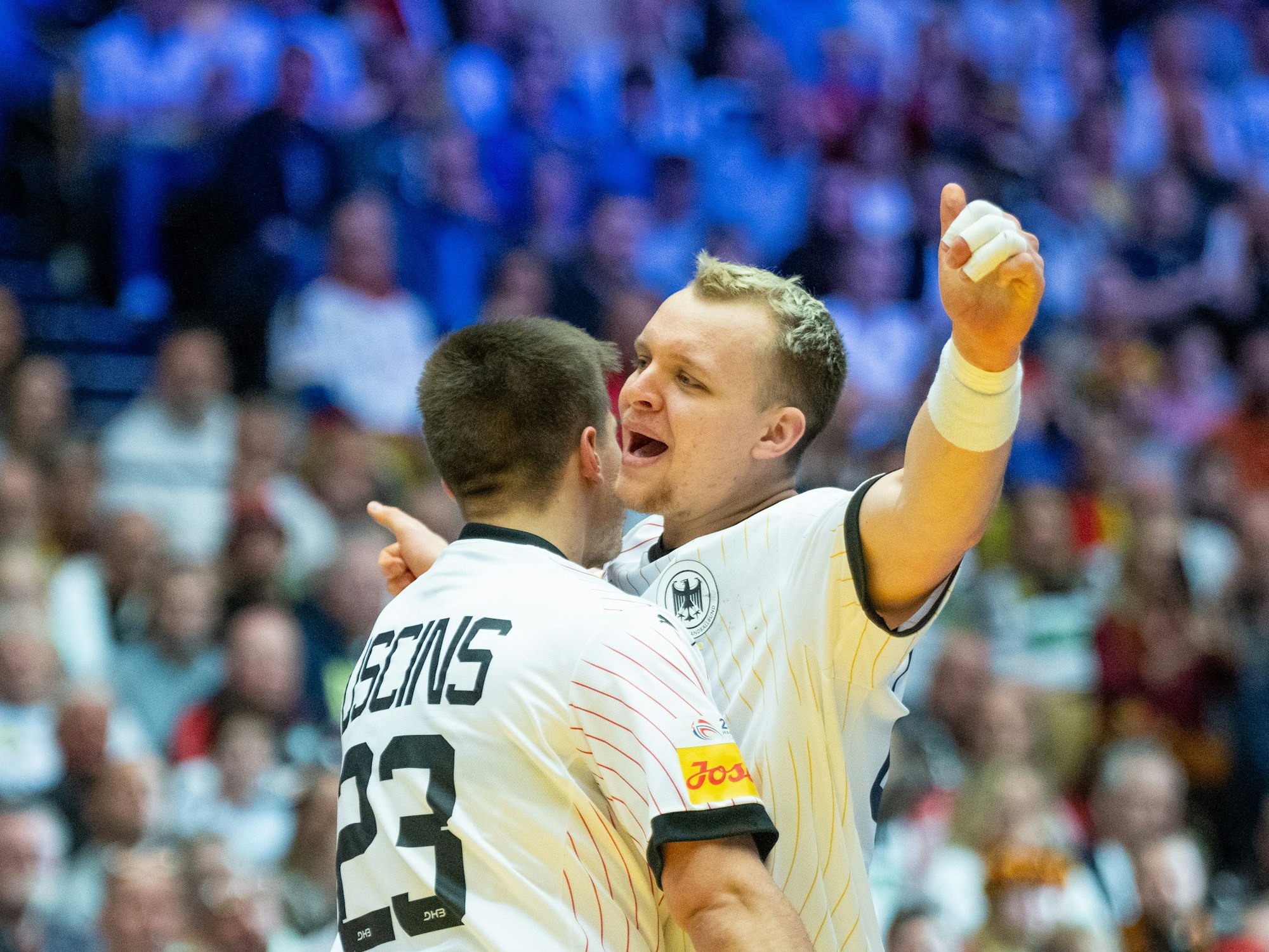 Deutschlands Renars Uscincs (l.) und Justus Fischer bejubeln einen herausgeholten Siebenmeter.