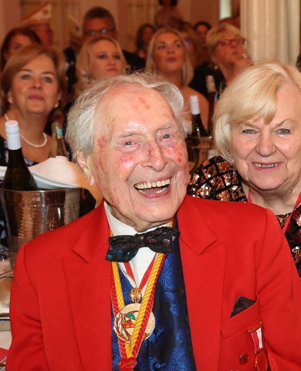 Ludwig Sebus mit Inge Hellwig bei einer Sitzung.