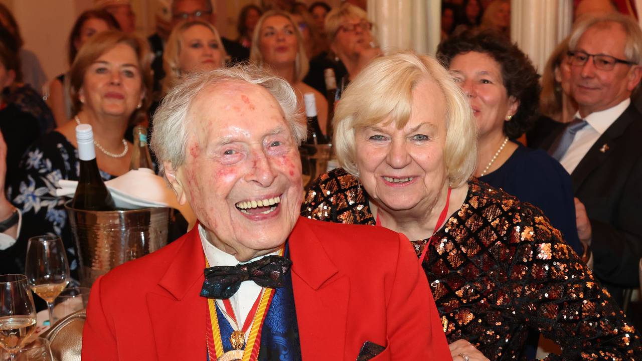 Ludwig Sebus mit Inge Hellwig bei einer Sitzung.