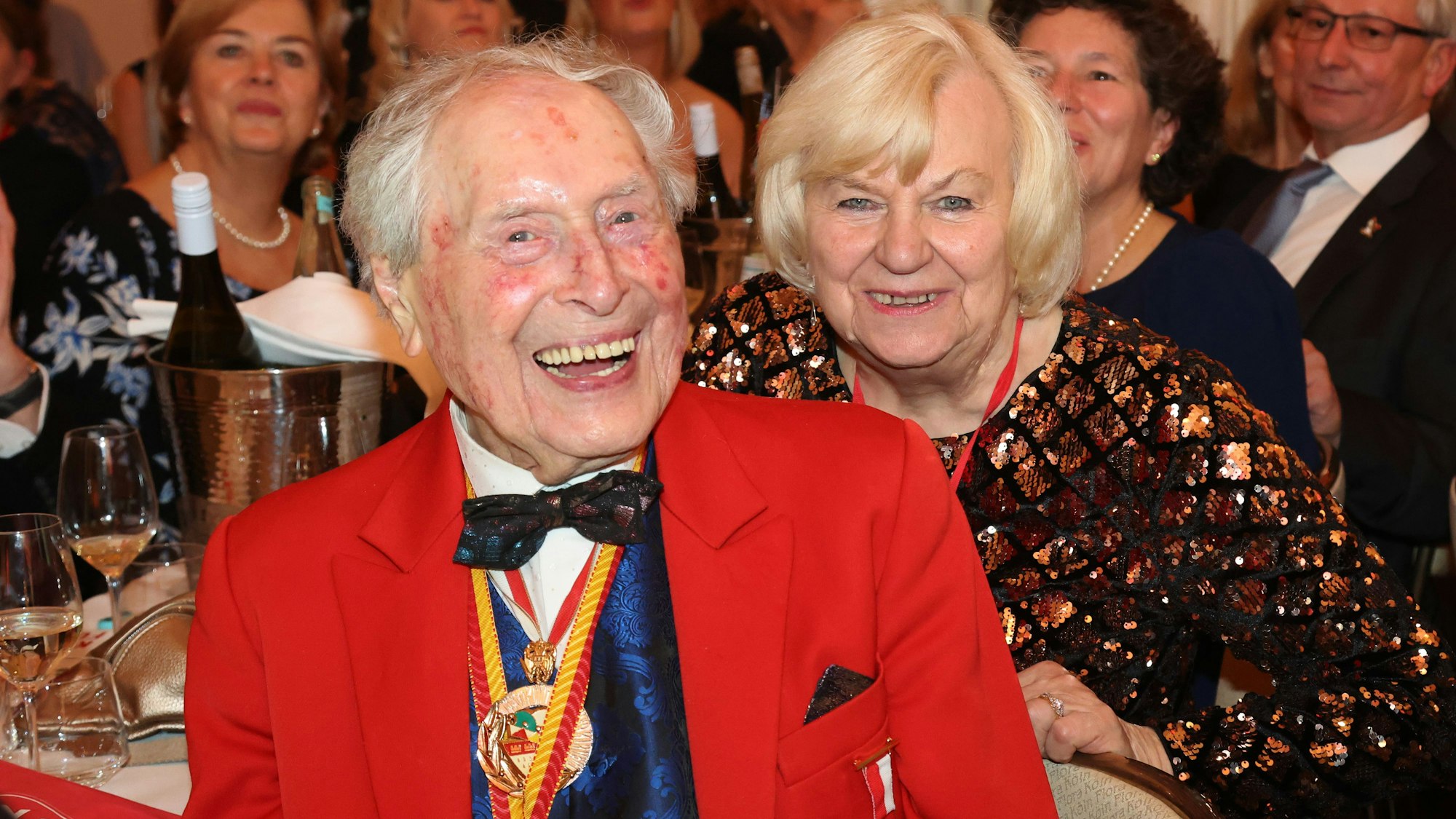 Ludwig Sebus mit seiner Haushälterin Inge.