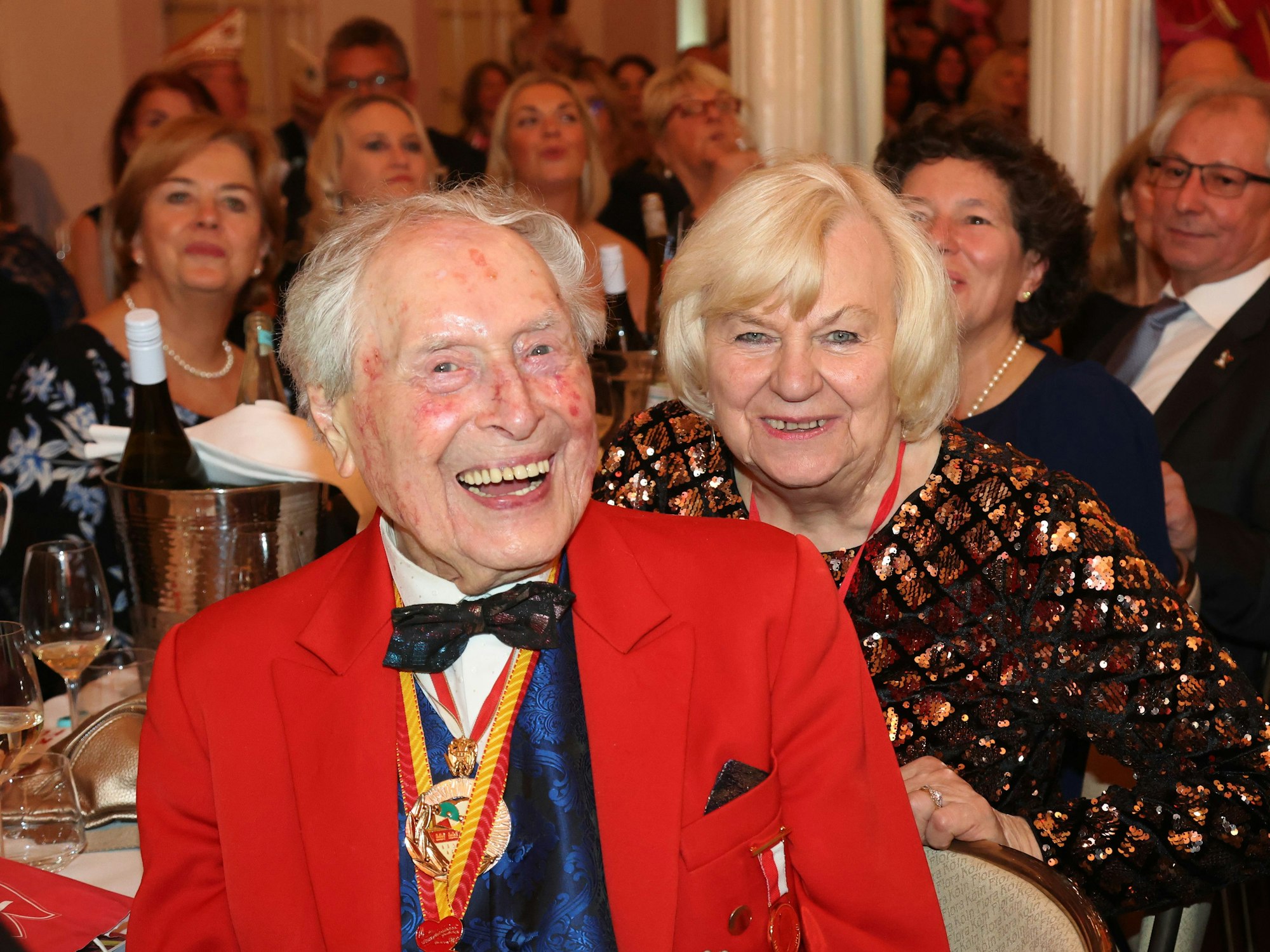 Ludwig Sebus mit Inge Hellwig bei einer Sitzung.