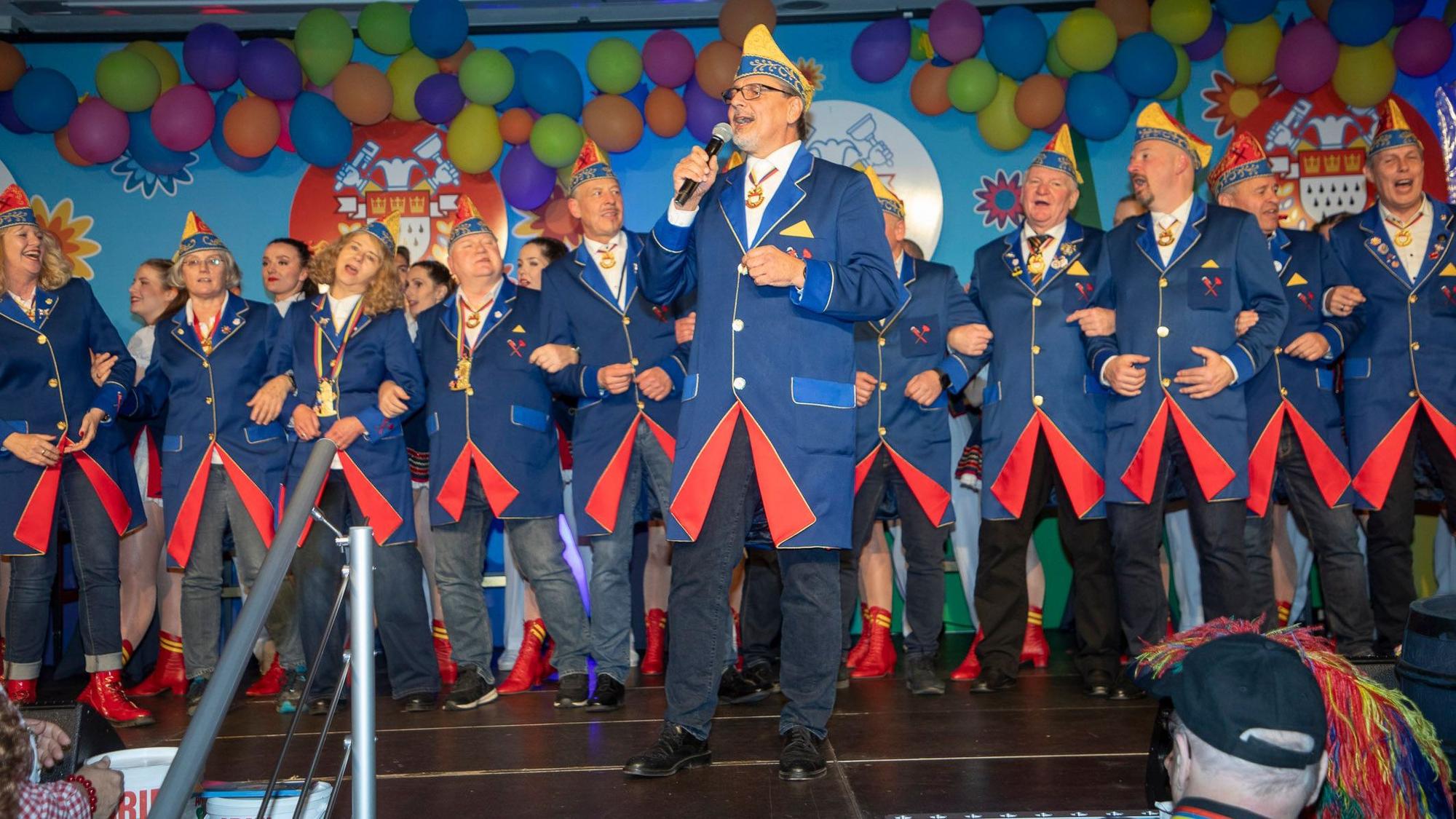 Die Kölsche Lübüggele feiern auf der Bühne.