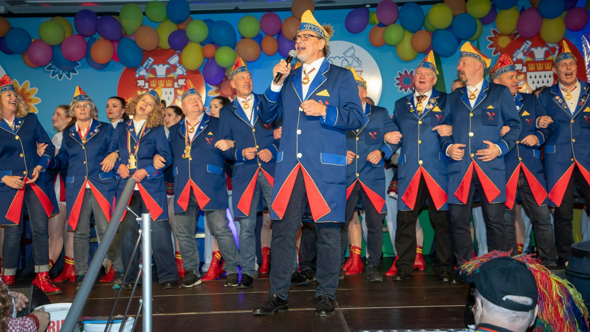 Die Kölsche Lübüggele feiern auf der Bühne.