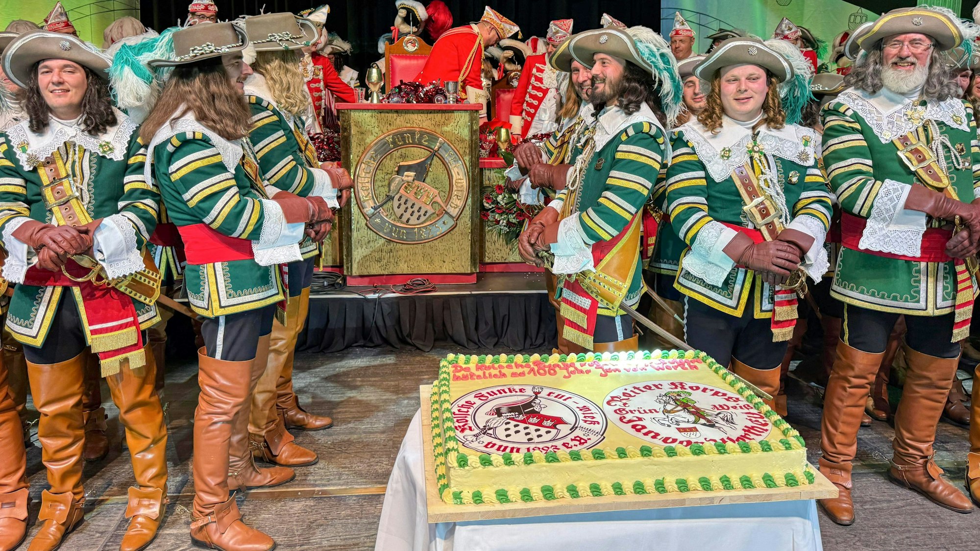 Jan von Werth erhält eine Torte bei den Roten Funken.