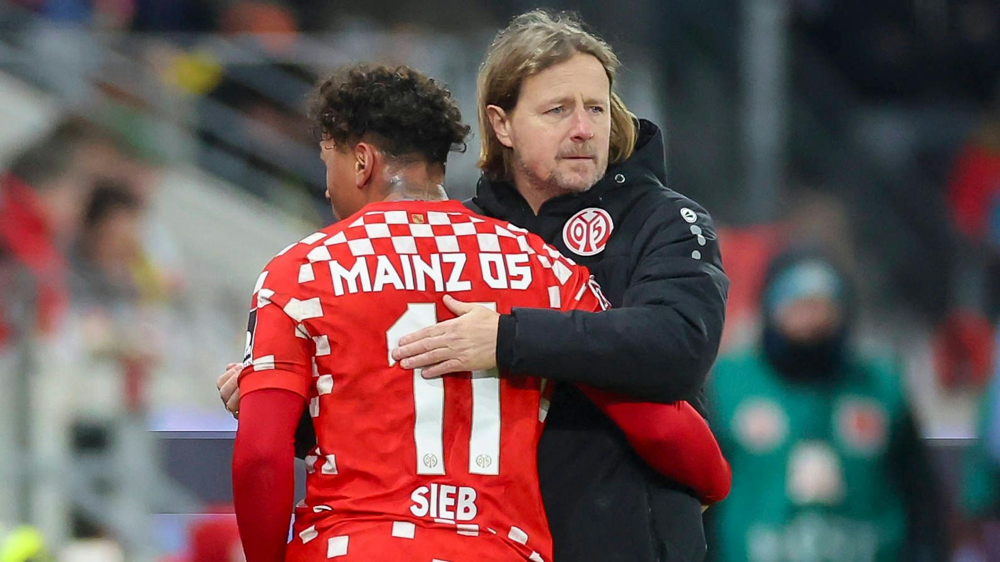 Mainz-Coach Bo Henriksen umarmt seinen Spieler Armindo Sieb nach einer Auswechslung.