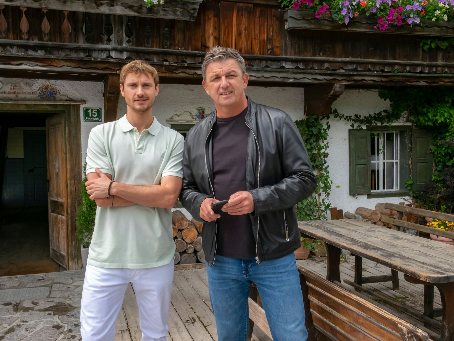Er ist der Neue beim ZDF-„Bergdoktor“: Sprechstundenhilfe David Kästner (links, rechts Hans Sigl), gespielt von Frédéric Brossier. Wenn am 2. Januar 2025 um 20.15 Uhr die 18. Staffel der Familienserie startet, ist der 32-Jährige wieder dabei.
