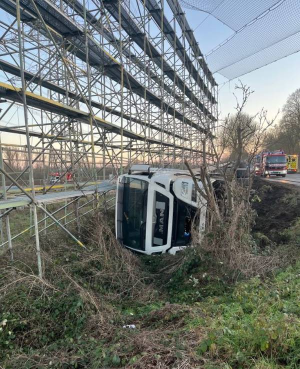 Ein 39-Jähriger prallte in Neuss mit seinem Lastwagen gegen ein Baugerüst.