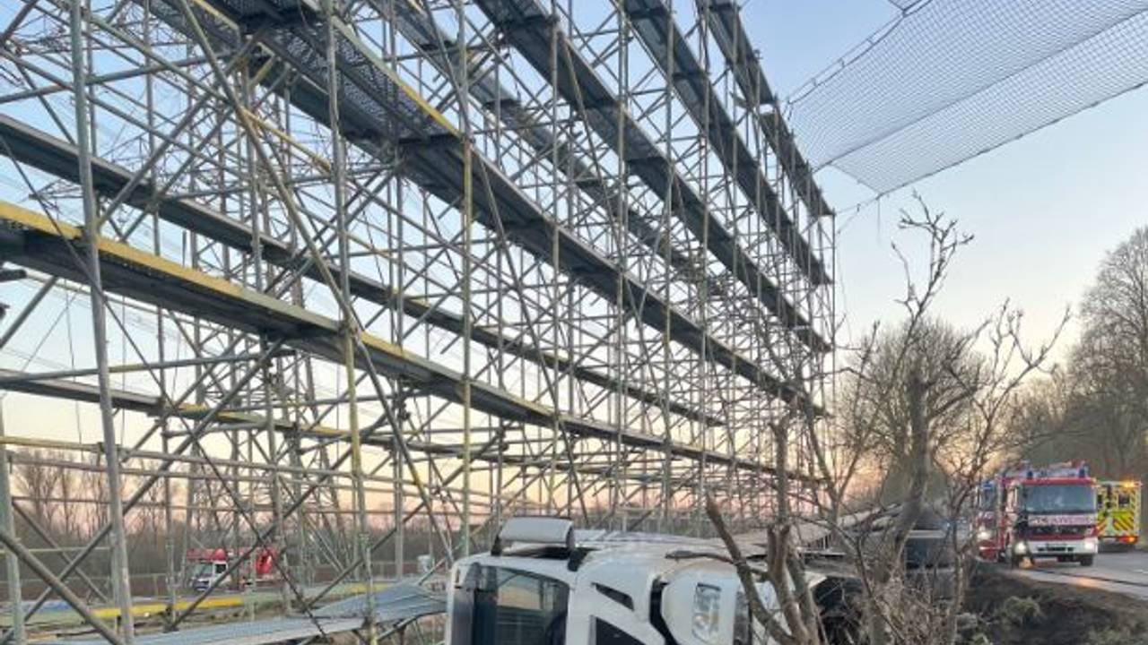 Ein 39-Jähriger prallte in Neuss mit seinem Lastwagen gegen ein Baugerüst.