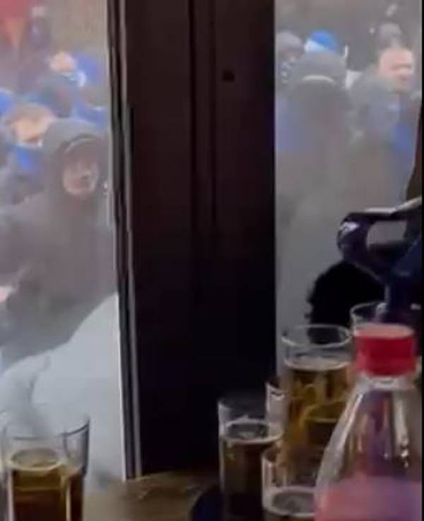 HSV-Schläger attackieren Köln-Fans vor einer Kiez-Kneipe in Hamburg.