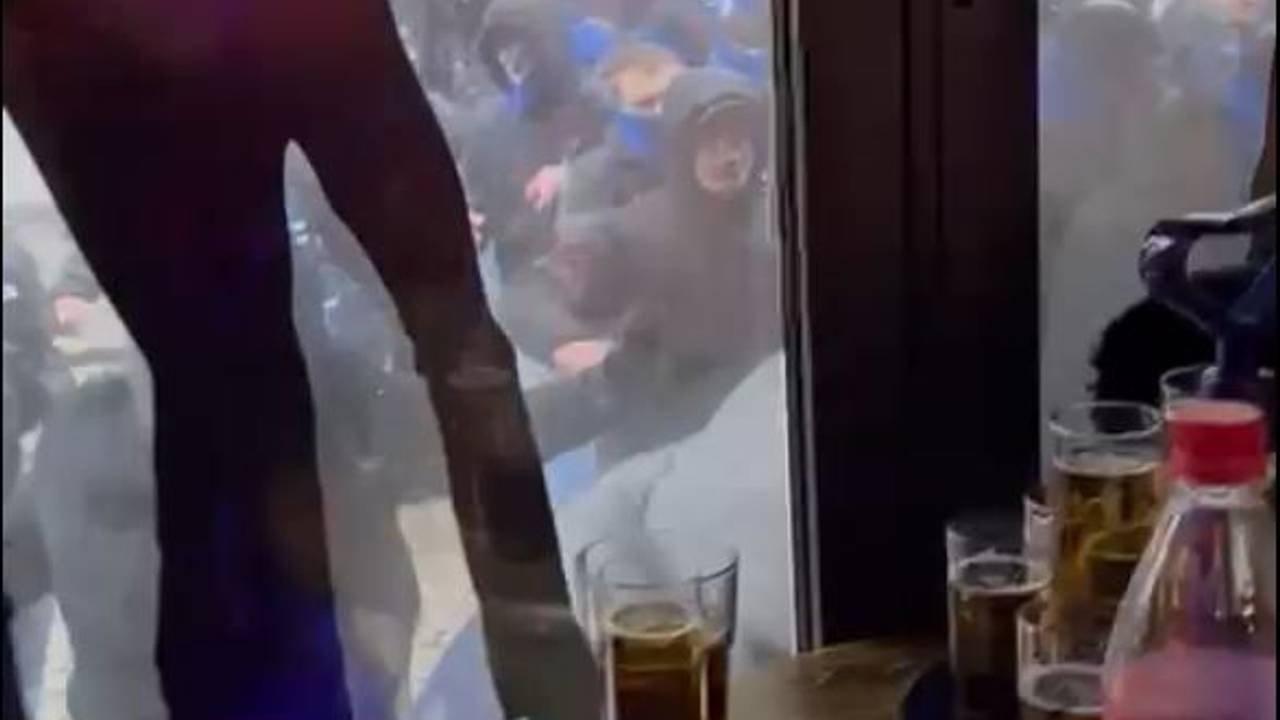 HSV-Schläger attackieren Köln-Fans vor einer Kiez-Kneipe in Hamburg.