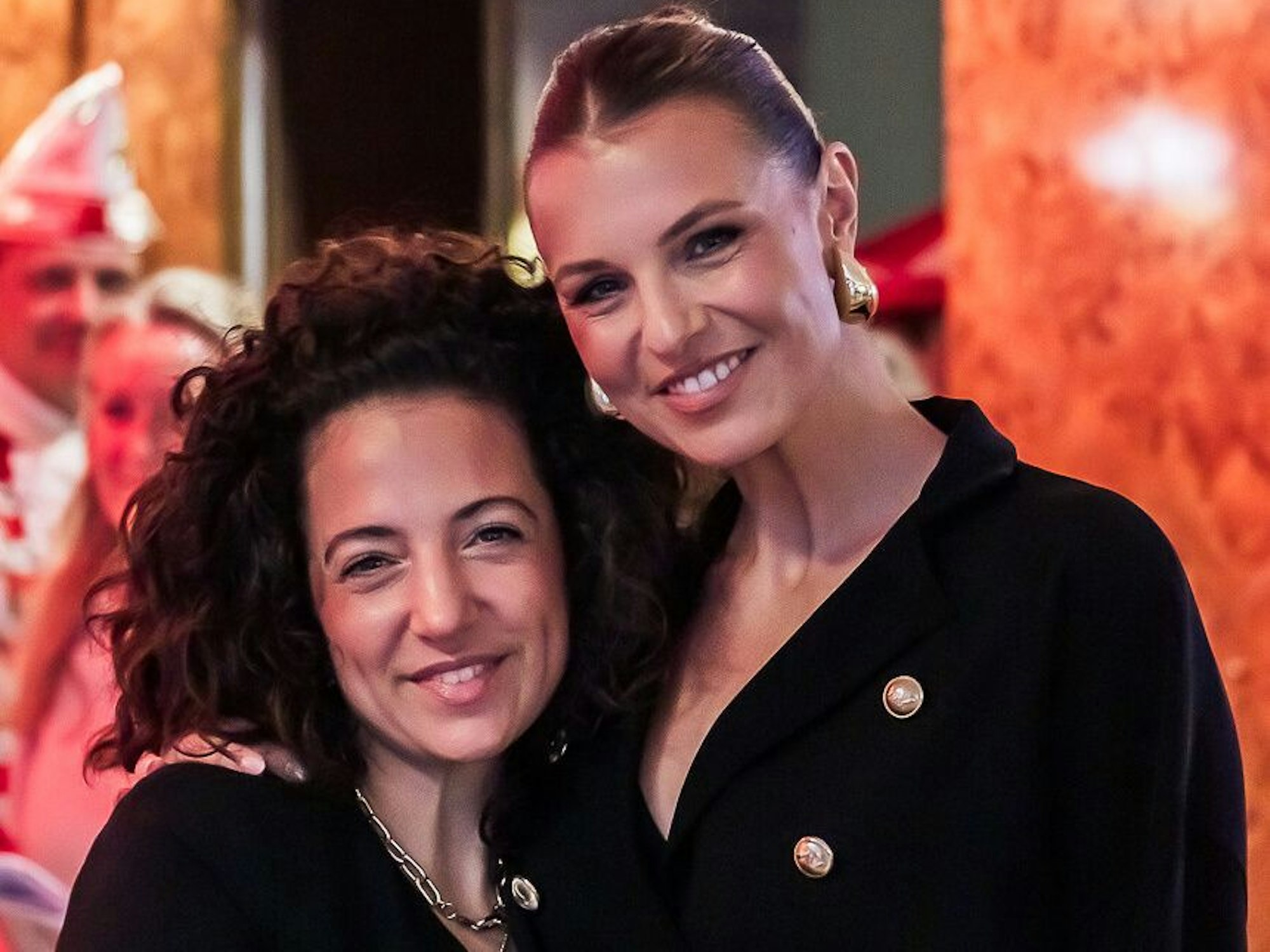 Laura Wontorra mit Freundin beim Karneval.