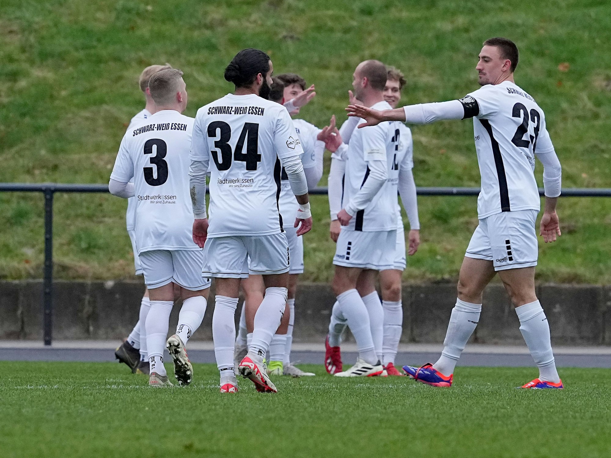 Die Spieler von Schwarz-Weiß Essen freuen sich gemeinsam.