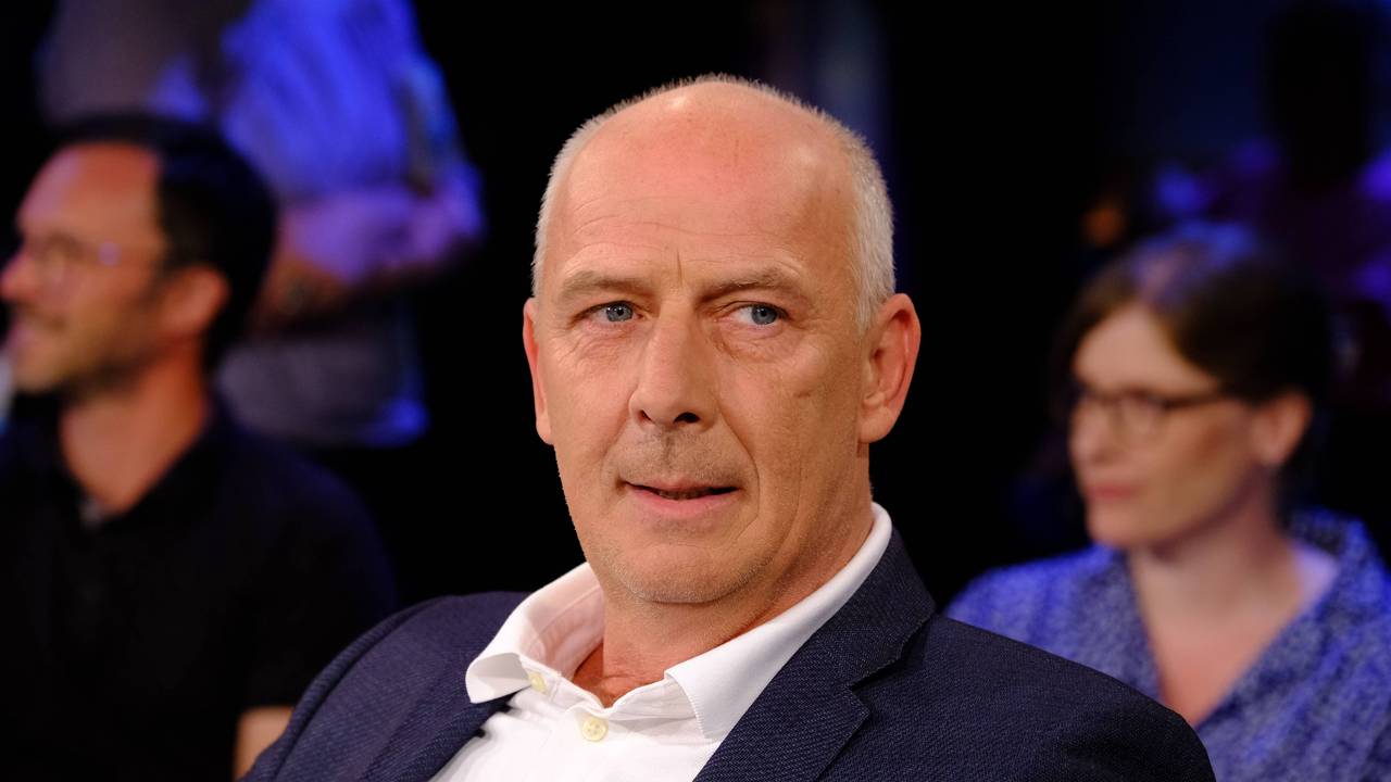 Mario Basler sitzt bei der NDR-Talkshow.
