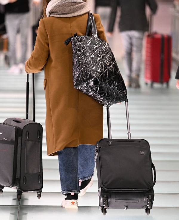 Passagiere gehen zum Check-In im Flughafen Köln/Bonn. Am ersten Tag der Weihnachtsferien erwarten Experten ein erhöhtes Verkehrsaufkommen.