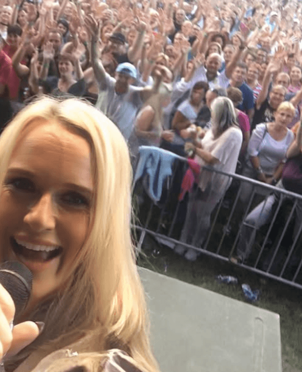 Pia Vanelly bei einem Live-Auftritt