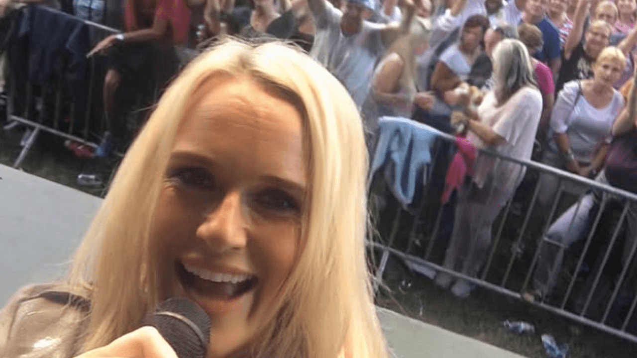 Pia Vanelly bei einem Live-Auftritt