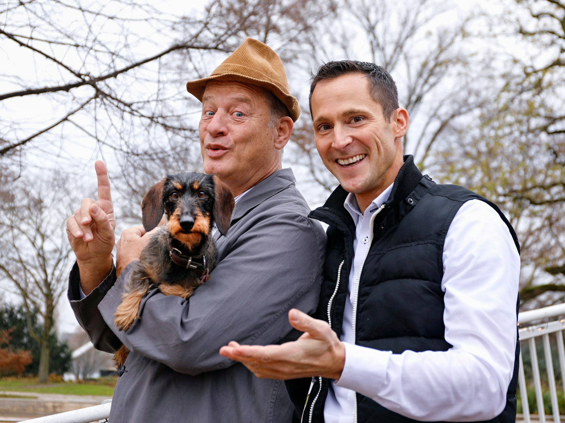 Tom Gerhardt mit Jungfrau Marlis und Dackeldame Alma.