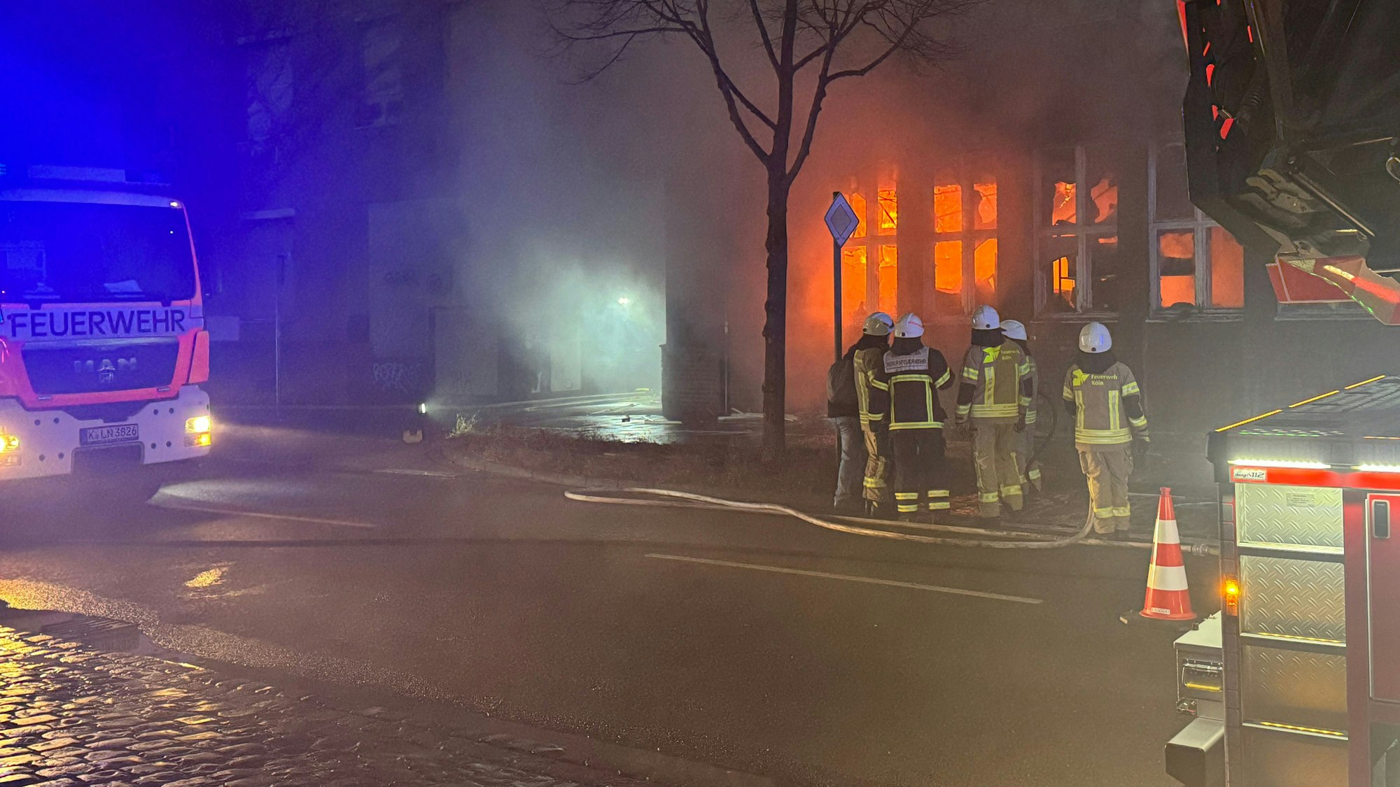 Einsatzkräfte der Feuerwehr bei einem Einsatz in Köln-Kalk