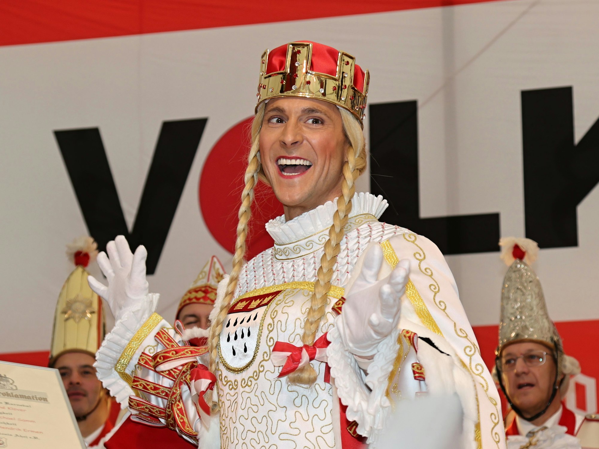 Jungfrau Marlis (Hendrik Ermen) auf der Bühne in Aktion.