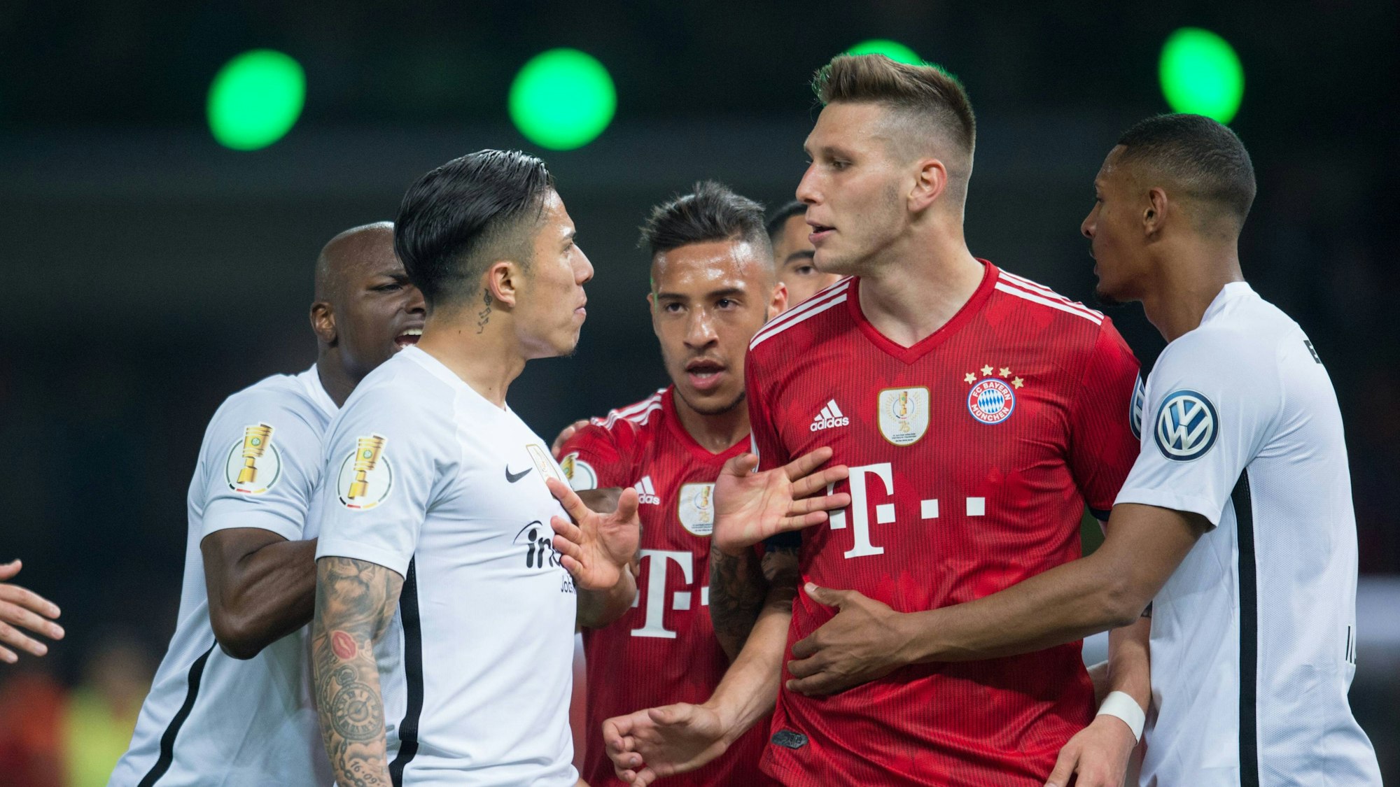 Jetro Willems, Carlos Salcedo, Corentin Tolisso, Niklas Süle und Sebastian Haller bei einer hitzigen Diskussion im DFB-Pokalfinale 2018.