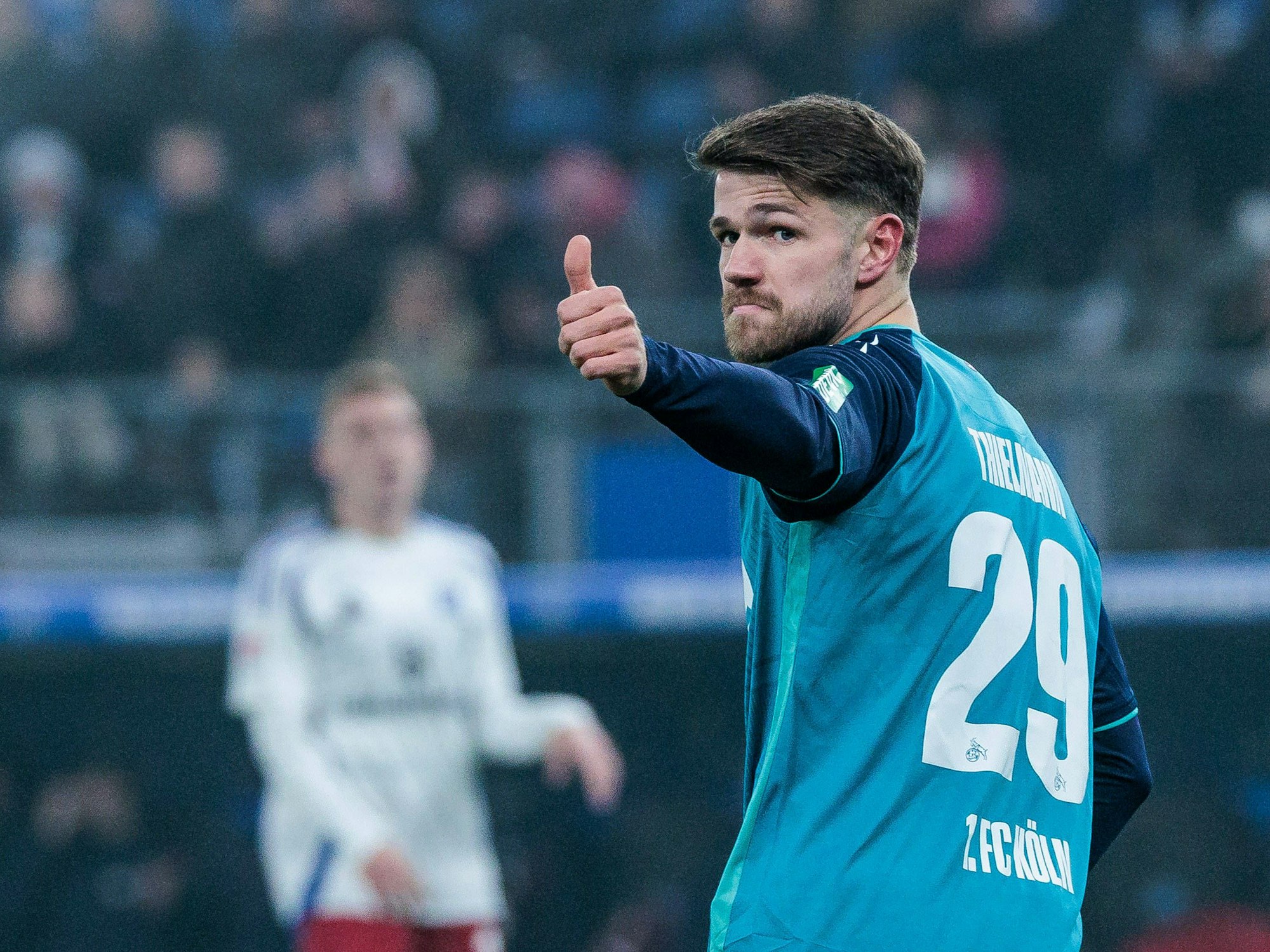 Jan Thielmann zeigt den Daumen nach oben.