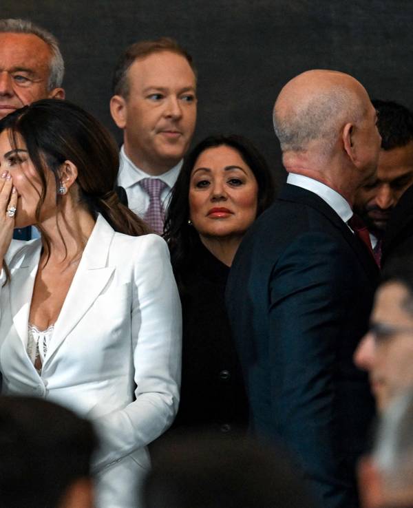 Meta-Chef Mark Zuckerberg (l.) spricht mit der Partnerin von Jeff Bezos (r.), Lauren Sanchez.