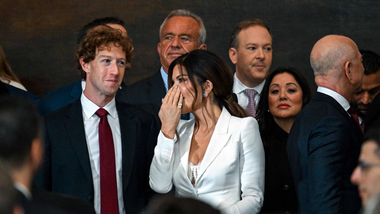 Meta-Chef Mark Zuckerberg (l.) spricht mit der Partnerin von Jeff Bezos (r.), Lauren Sanchez.