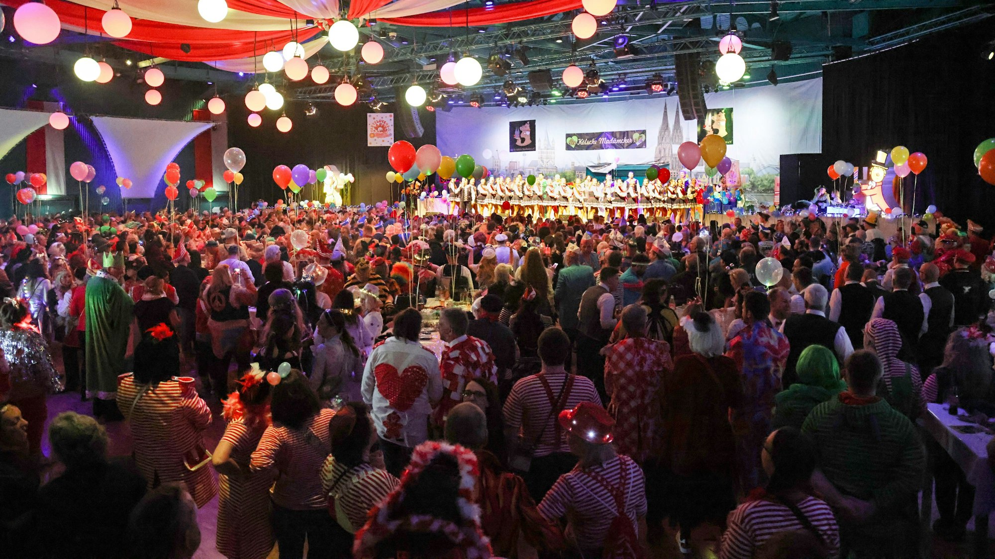 Blick in das Theater am Tanzbrunnen beim Madämcher Schoppen.