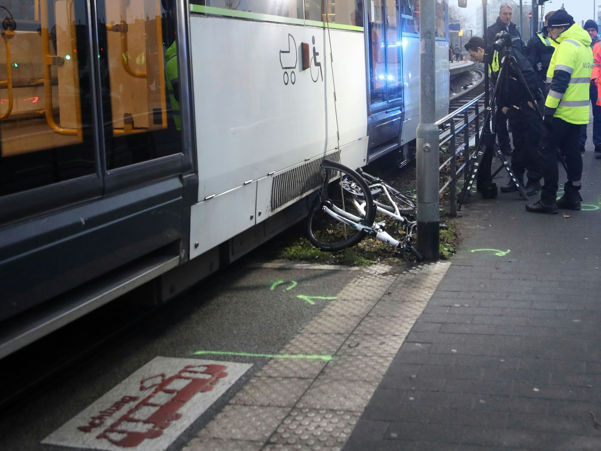 Ein eingeklemmtes Fahrrad an der Kölner Haltestelle Wiener Platz.