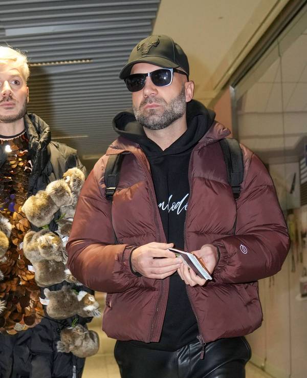 Sam Dylan und sein Partner Rafi Rachek beim Abflug ins RTL-Dschungelcamp 2025 am Flughafen Frankfurt.