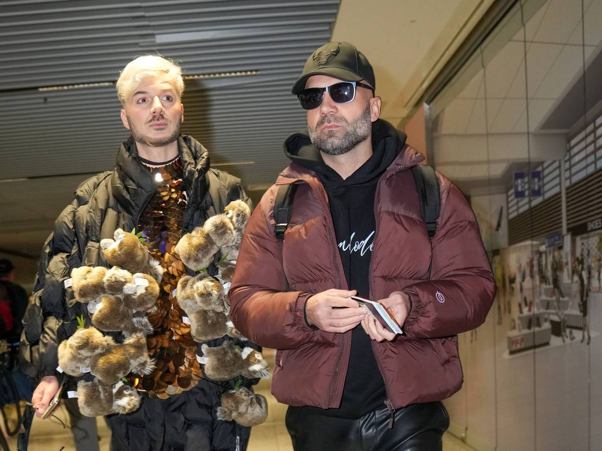 Sam Dylan und sein Partner Rafi Rachek beim Abflug ins RTL-Dschungelcamp 2025 am Flughafen Frankfurt.