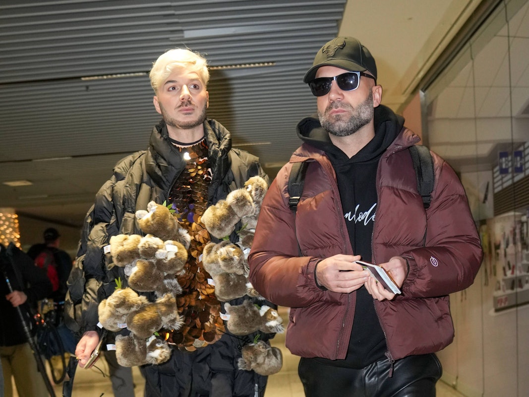 Sam Dylan und sein Partner Rafi Rachek beim Abflug ins RTL-Dschungelcamp 2025 am Flughafen Frankfurt.