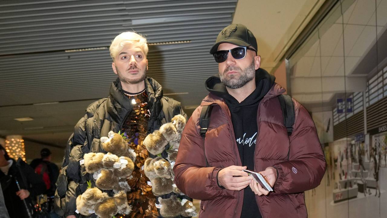 Sam Dylan und sein Partner Rafi Rachek beim Abflug ins RTL-Dschungelcamp 2025 am Flughafen Frankfurt.