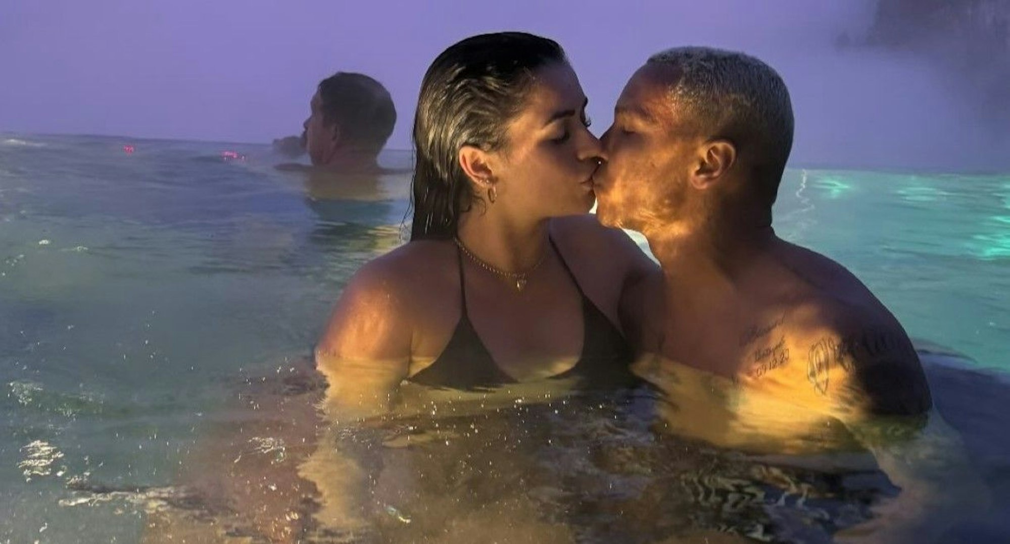 Deyverson und seine Ehefrau Karina Alexandre turteln beim gemeinsamen Schweiz-Urlaub im Dezember 2024.