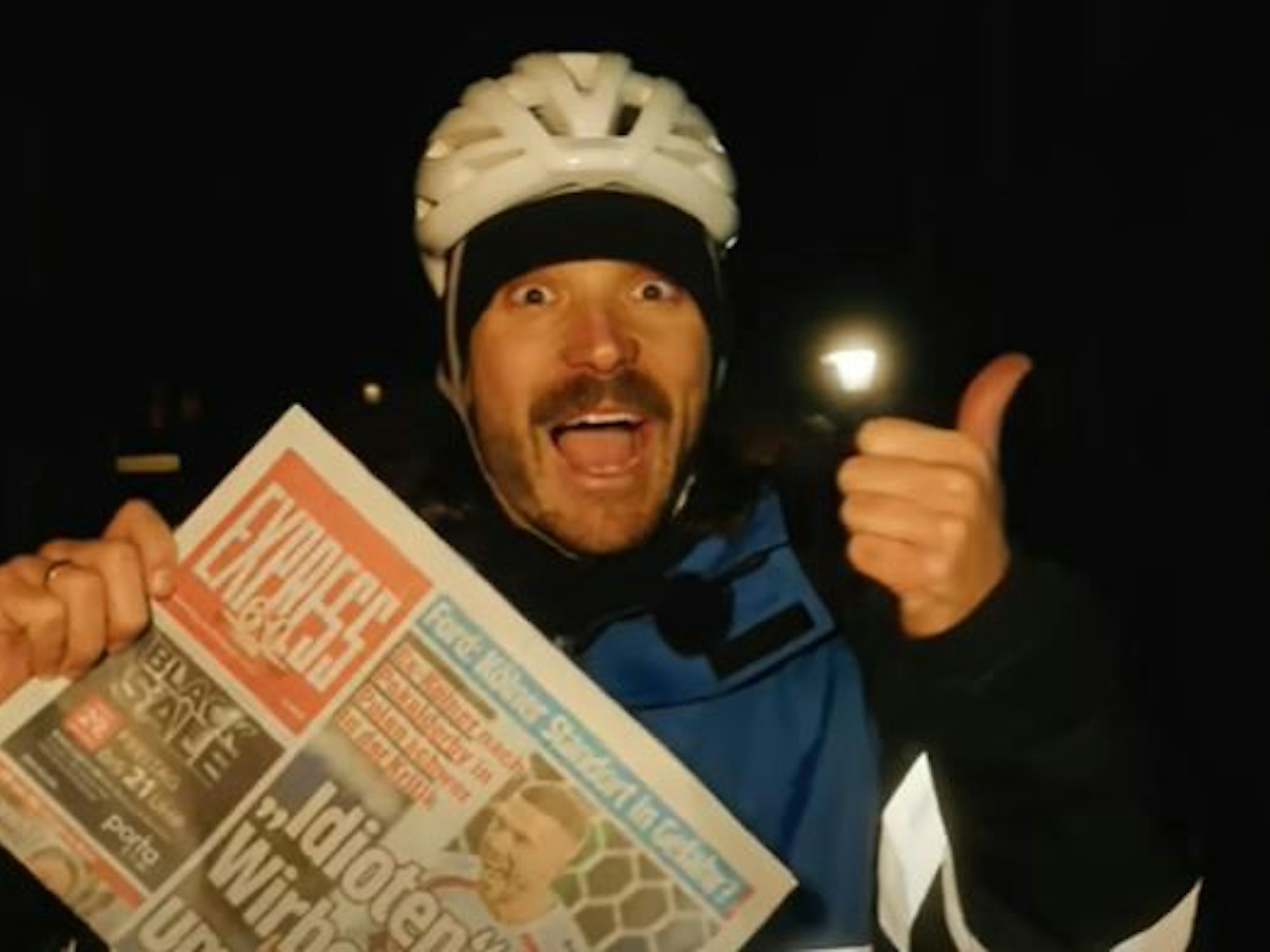 Rick Zabel trägt Zeitungen in Köln aus.