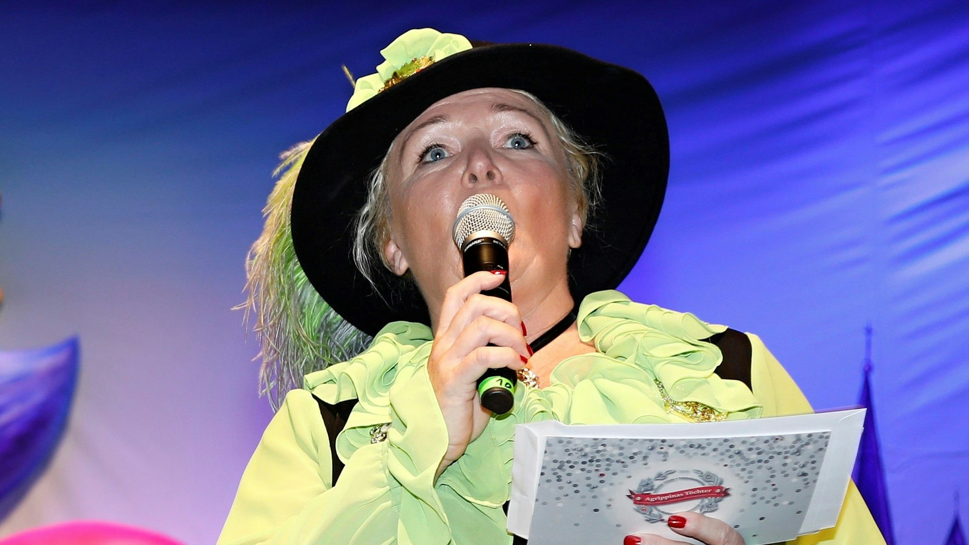 Präsidentin Gabriele P. Gérard leitet eine Sitzung.