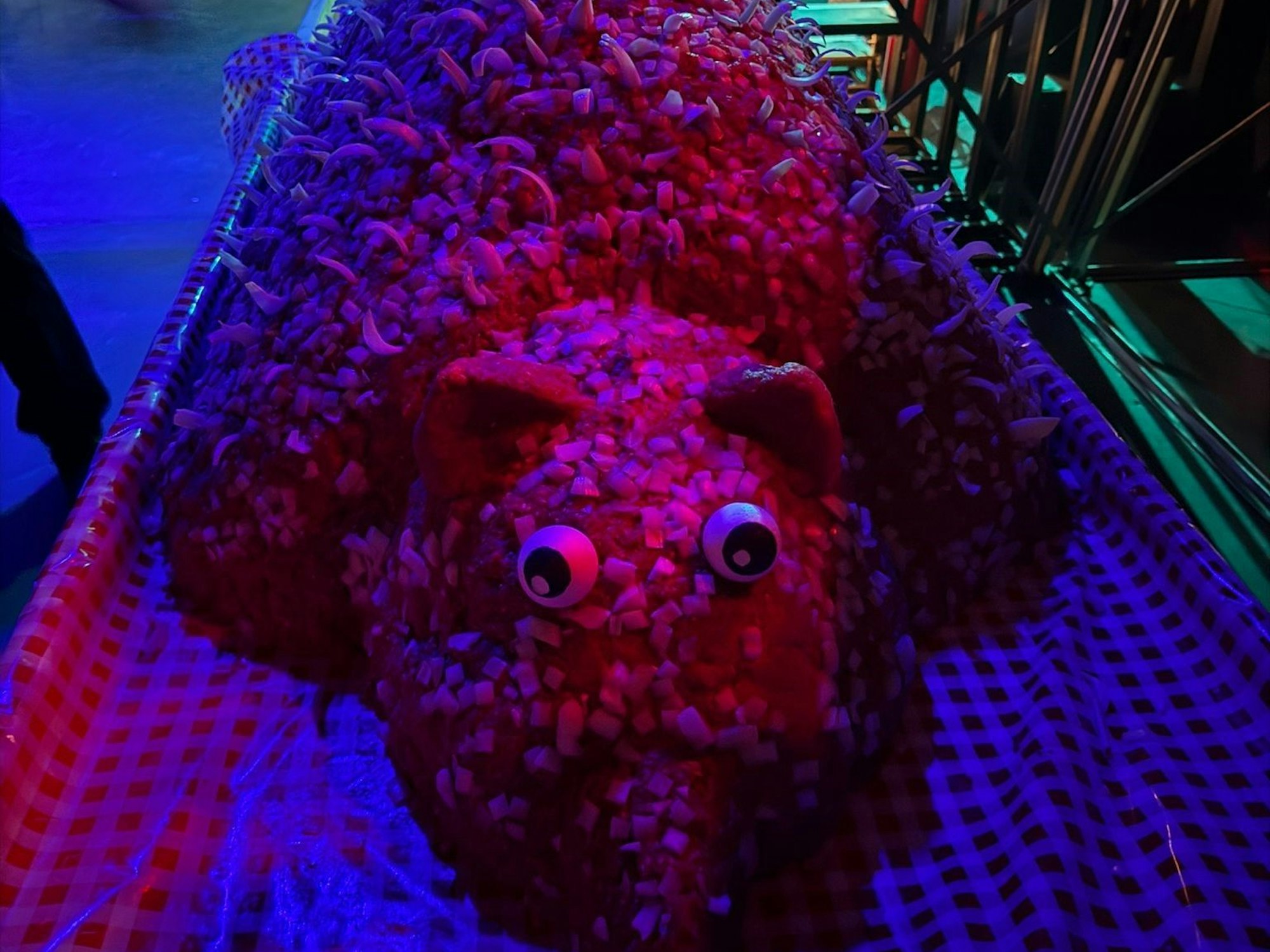 Ein großer Mettigel liegt auf einem Tablett.